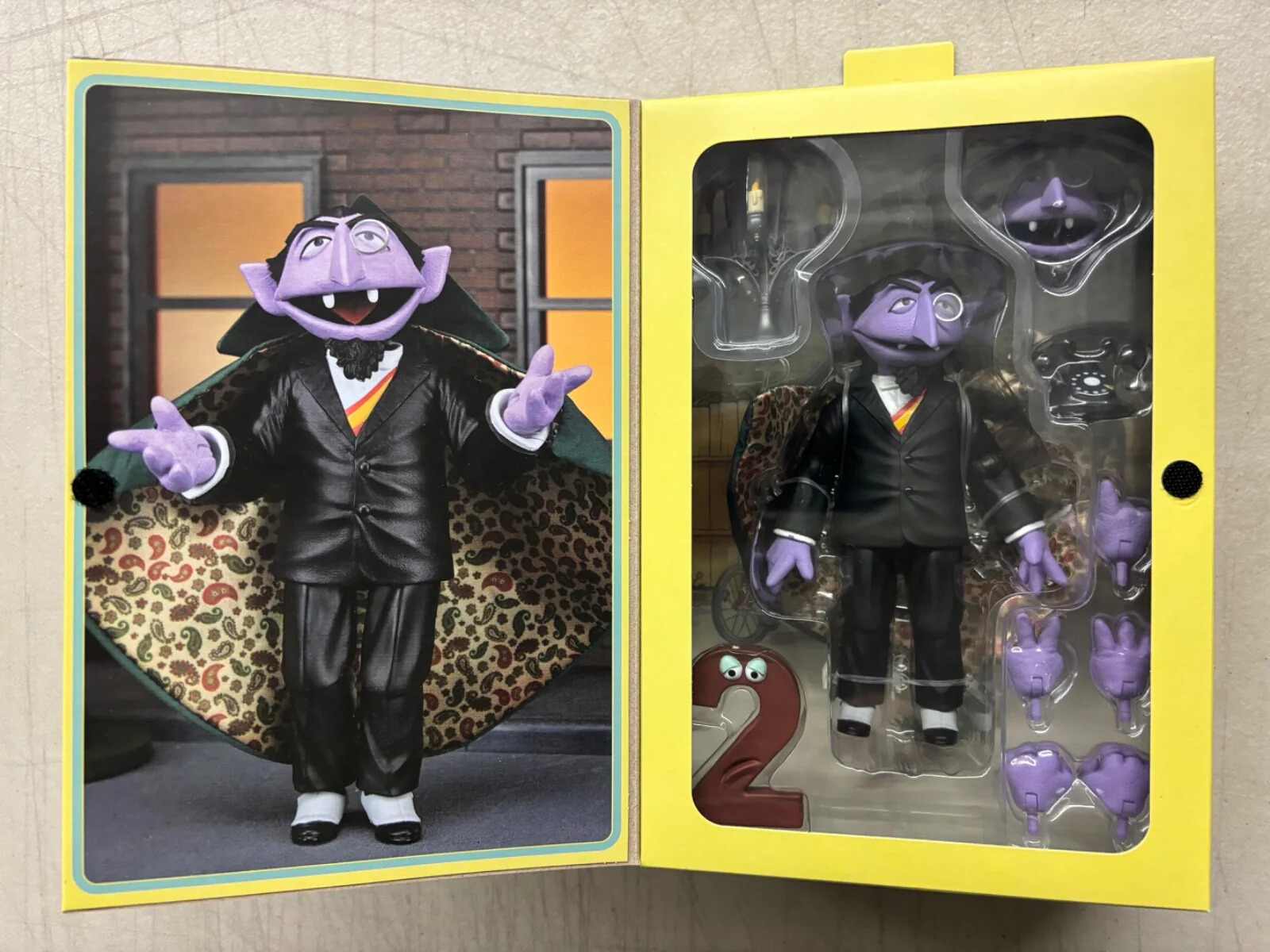 NECA: SESAME STREET - ULTIMATE THE COUNT 7” SCALE ACTION FIGURE - Image 4