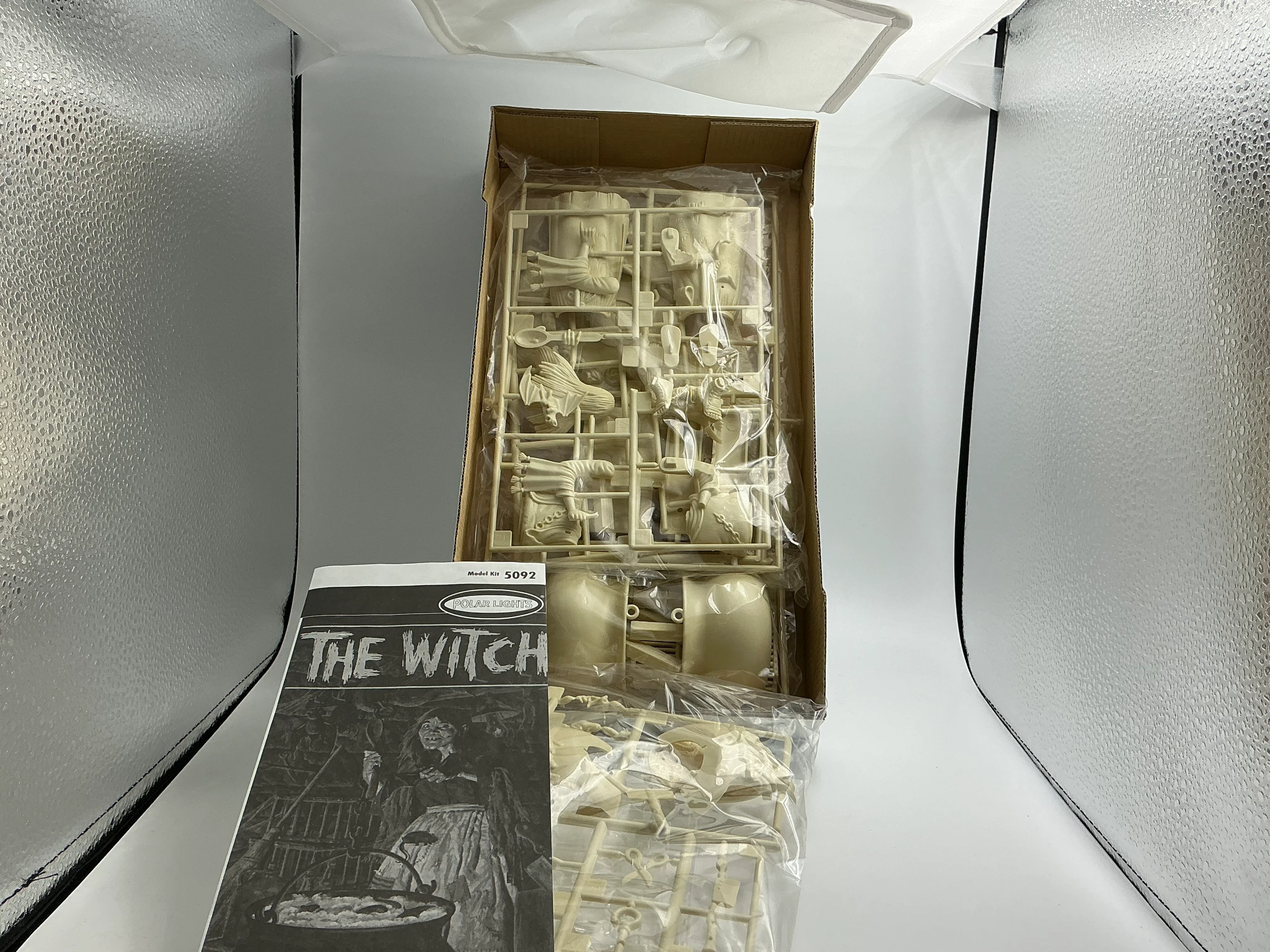 The Witch  : Aurora Repro Polar Lights Model RARE Open / Complete - Image 3